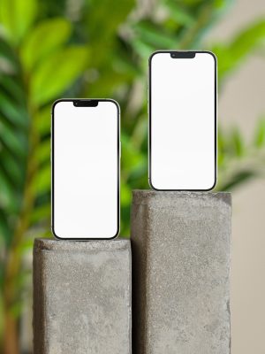 装机模拟器手机App版界面截图，卡片式零件选择列表与底部组装区域，触摸优化设计